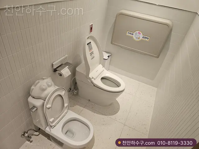 숙박시설 화장실의 비데 일체형 변기와 어린이용 변기